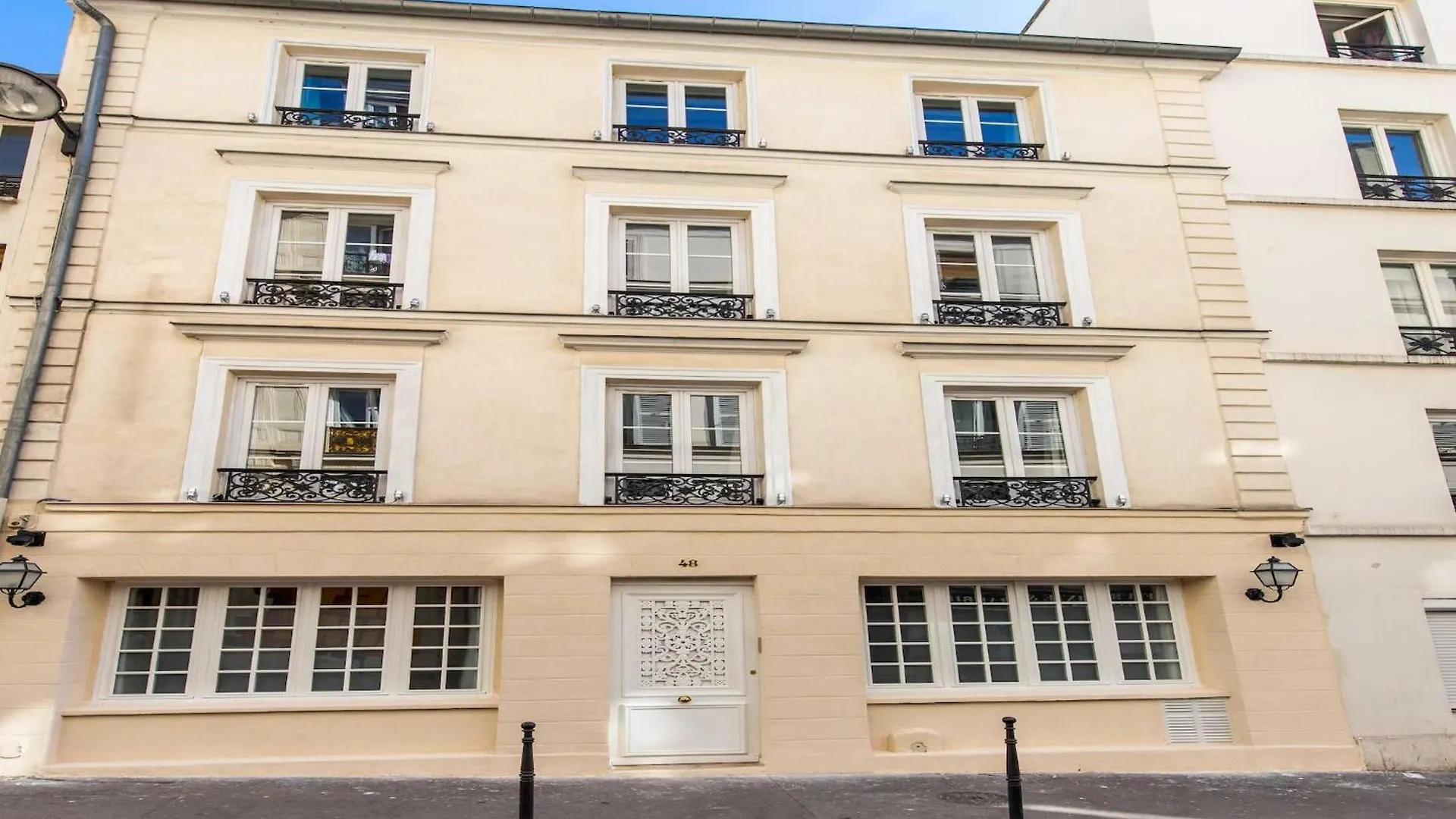 Chic, Comfortable Flat Near Rue Montmartre Paris France