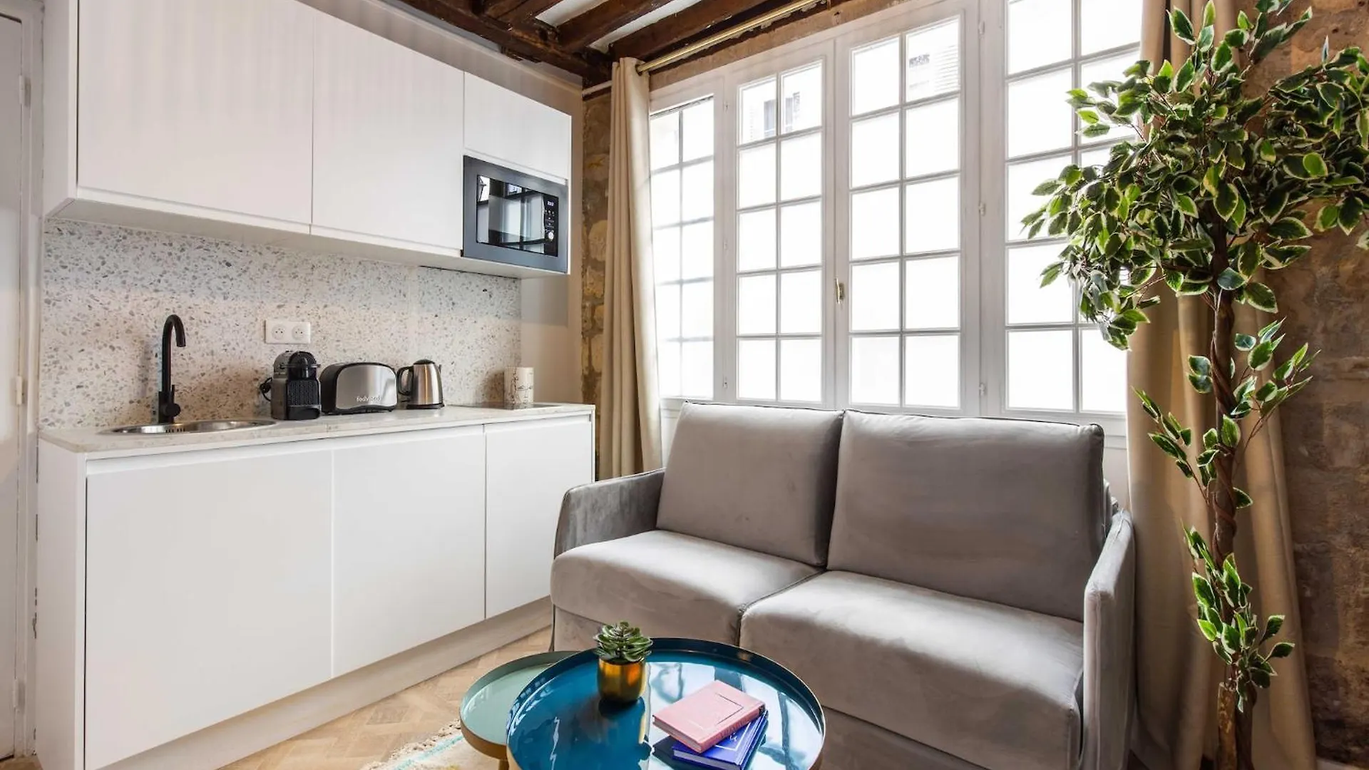 Chic, Comfortable Flat Near Rue Montmartre Paris Apartment