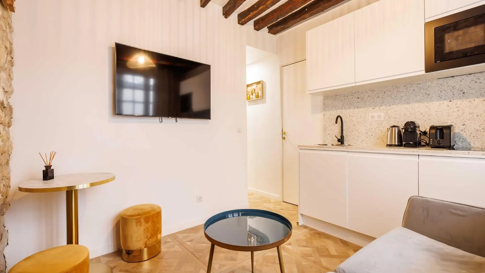 Apartment Chic, Comfortable Flat Near Rue Montmartre Paris France