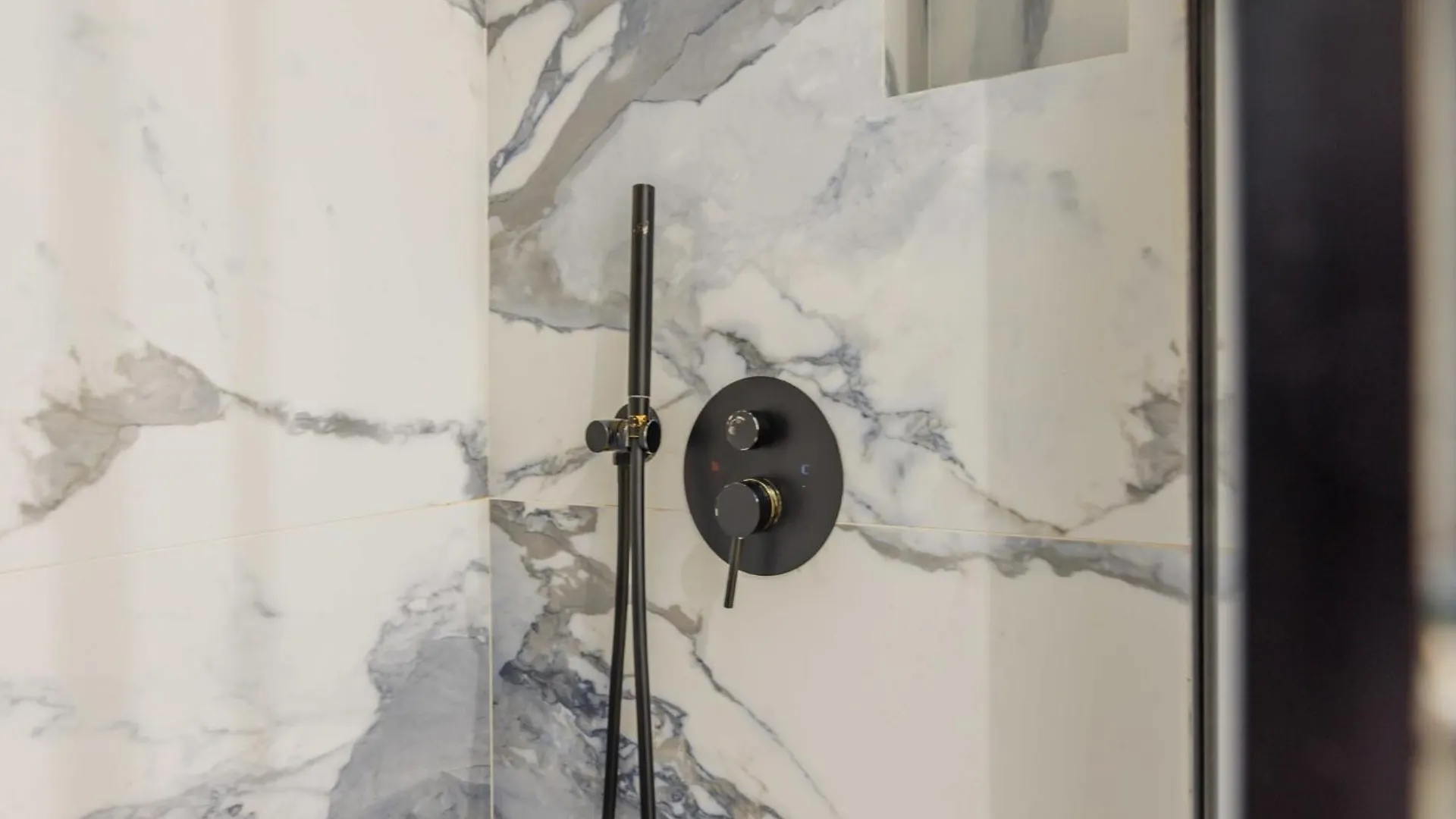 Chic, Comfortable Flat Near Rue Montmartre パリ 0*,