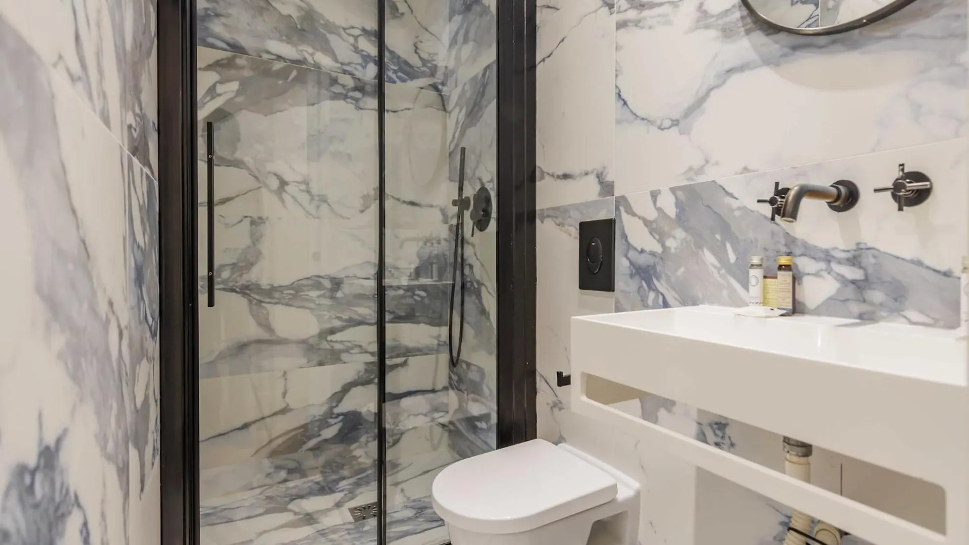 Chic, Comfortable Flat Near Rue Montmartre Parigi